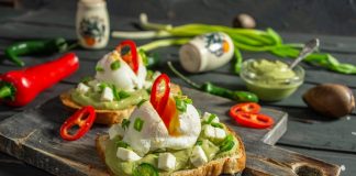 Вкусные бутерброды с авокадо и яйцом пашот
