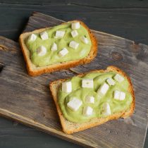 Режем сливочный творожный сыр кубиками, кладём на крем из авокадо Режем сливочный творожный сыр кубиками, кладём на крем из авокадо