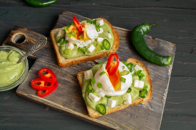 Вкусные бутерброды с авокадо и яйцом пашот готовы Вкусные бутерброды с авокадо и яйцом пашот готовы