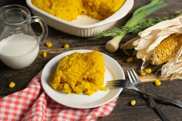 Яркий кукурузный пирог с чеддером Яркий кукурузный пирог с чеддером