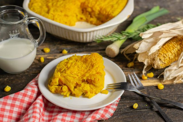 Яркий кукурузный пирог с чеддером