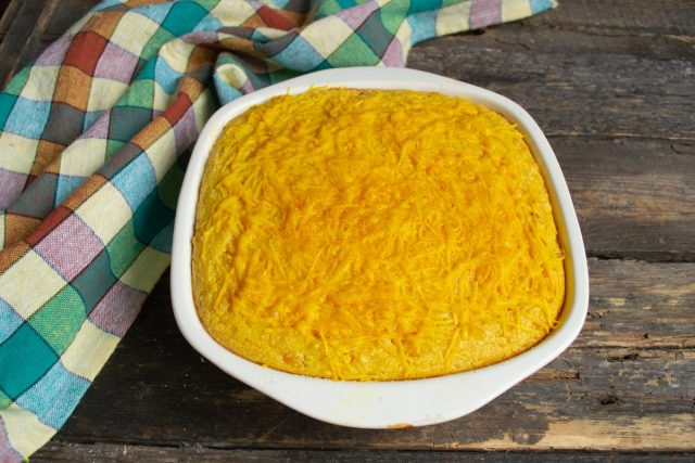 Яркий кукурузный пирог с чеддером готов Яркий кукурузный пирог с чеддером готов