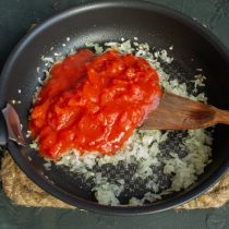 Добавляем консервированные в собственном соку томаты, насыпаем сахарный песок