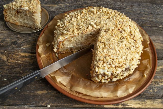 Арахисовый торт с изюмом готов Арахисовый торт с изюмом готов
