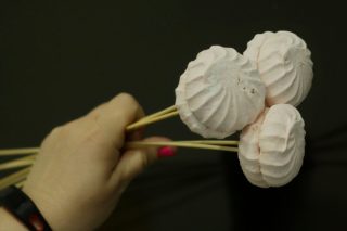 Первыми накалываем на палочки самые крупные элементы композиции, в нашем случае — зефир Первыми накалываем на палочки самые крупные элементы композиции, в нашем случае — зефир