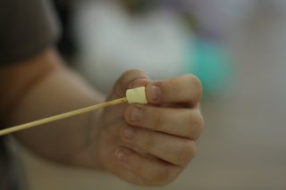 Вставляем шпажки в самое крупное маршмэллоу Вставляем шпажки в самое крупное маршмэллоу