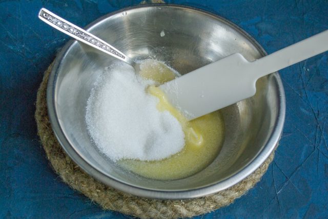 Растапливаем сливочное масло, насыпаем ванилин, мелкую соль и сахарный песок Растапливаем сливочное масло, насыпаем ванилин, мелкую соль и сахарный песок