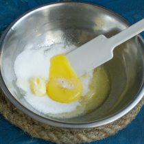 В отдельной посуде отделяем белок от желтка. Желток добавляем к маслу и сахару, белок отставляем в сторону