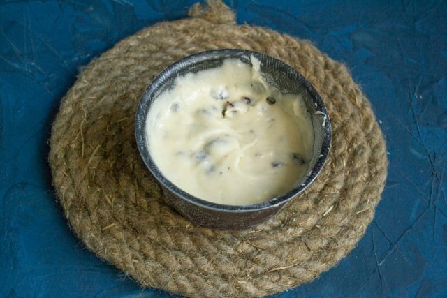 Смазываем форму сливочным маслом, присыпаем мукой, выкладываем тесто Смазываем форму сливочным маслом, присыпаем мукой, выкладываем тесто