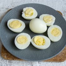 Три вареных яйца разрезаем вдоль пополам, одно оставляем для украшения