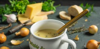 Французский луковый суп с сыром