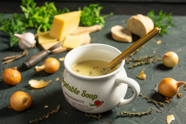Французский луковый суп с сыром