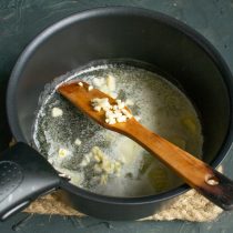 Кладём в растопленное масло измельченный чеснок и обжариваем пол минуты или чуть меньше