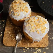 Посыпаем куличи миндальными лепестками Посыпаем куличи миндальными лепестками