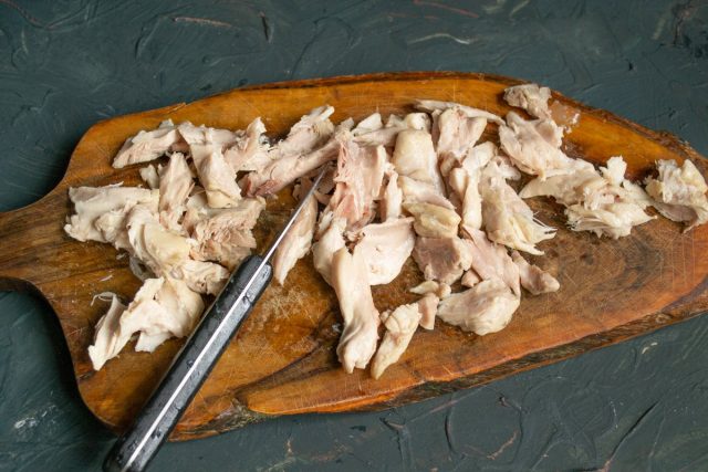 Варёную курицу очищаем от костей и кожи