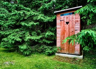Туалет на участке может иметь различное устройство