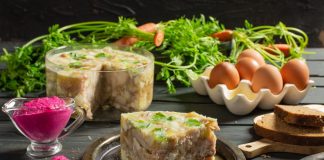 Пряный зельц из рульки с яйцом