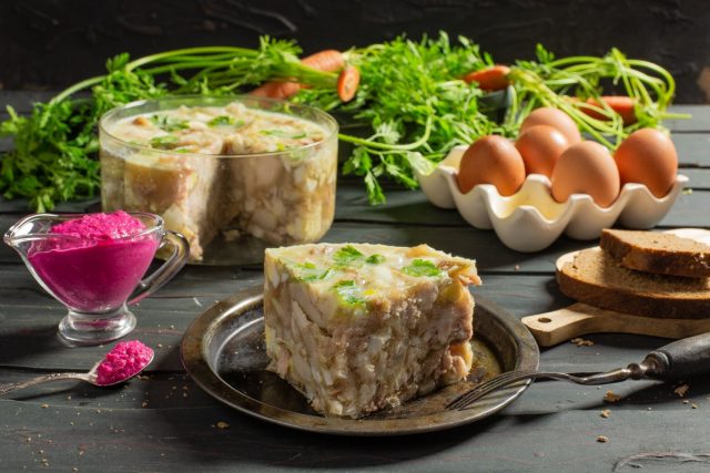 Пряный зельц из рульки с яйцом