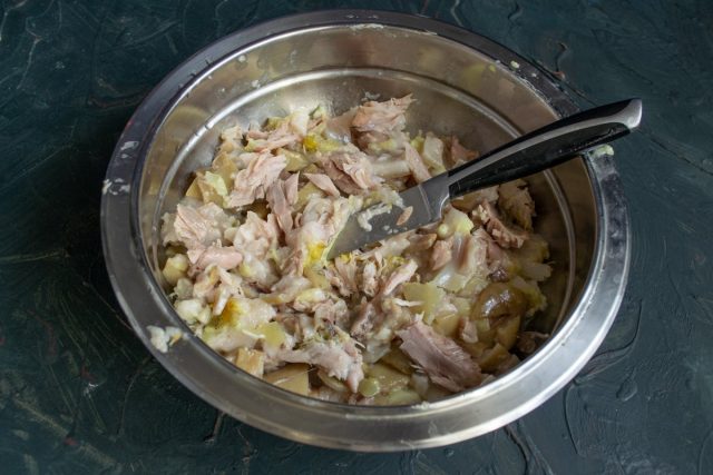 Снимаем мясо с кожей с костей, половину мелко рубим и кладём в миску Снимаем мясо с кожей с костей, половину мелко рубим и кладём в миску