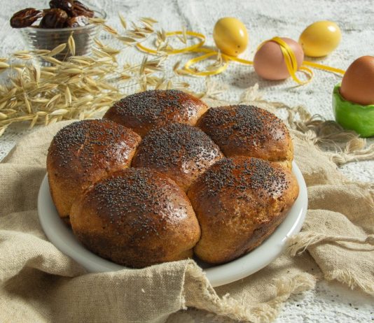 Сладкий пасхальный хлеб с финиками без сахара