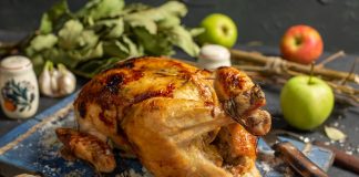Сочный цыплёнок, запеченный в духовке целиком