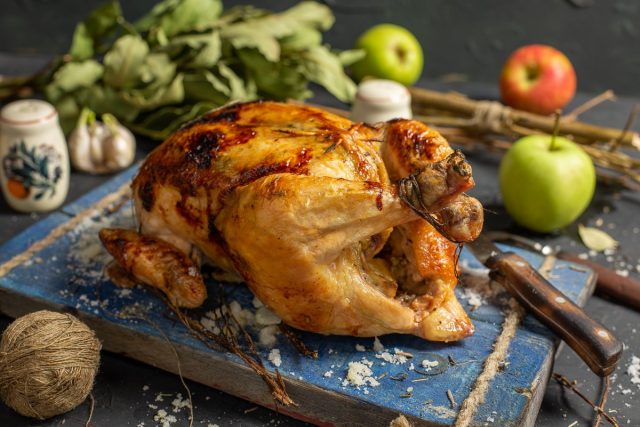 Сочный цыплёнок, запеченный в духовке целиком Сочный цыплёнок, запеченный в духовке целиком