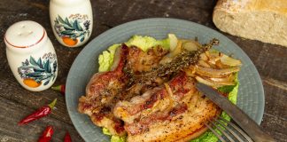 Свиная грудинка на сковороде с луком в китайском стиле