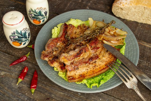 Свиная грудинка на сковороде с луком в китайском стиле Свиная грудинка на сковороде с луком в китайском стиле