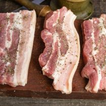 Натираем куски мяса свежесмолотым перцем и солью Натираем куски мяса свежесмолотым перцем и солью