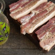 Смазываем мясо оливковым маслом Смазываем мясо оливковым маслом