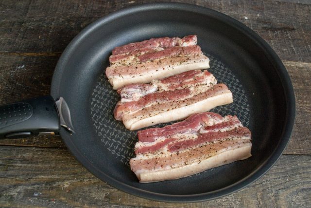 Жарим мясо на сильном огне 3 минуты Жарим мясо на сильном огне 3 минуты