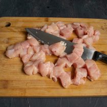 Нарезаем филе куриной грудки Нарезаем филе куриной грудки