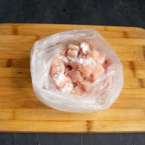 Насыпаем картофельный крахмал в пакет, кладём нарезанное филе Насыпаем картофельный крахмал в пакет, кладём нарезанное филе