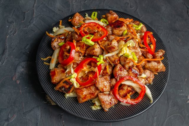 Добавляем мясо, посыпаем колечками лука. Тёплый салат с курицей в восточном стиле готов Добавляем мясо, посыпаем колечками лука. Тёплый салат с курицей в восточном стиле готов