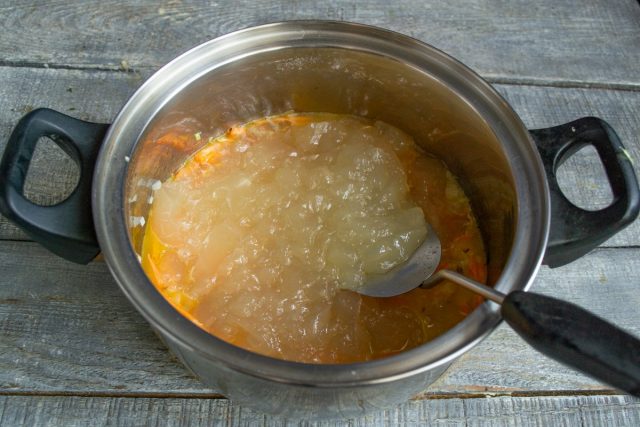 Добавляем куриный бульон Добавляем куриный бульон