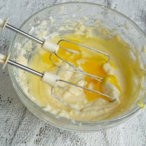 Добавляем куриное яйцо и взбиваем миксером пару минут Добавляем куриное яйцо и взбиваем миксером пару минут