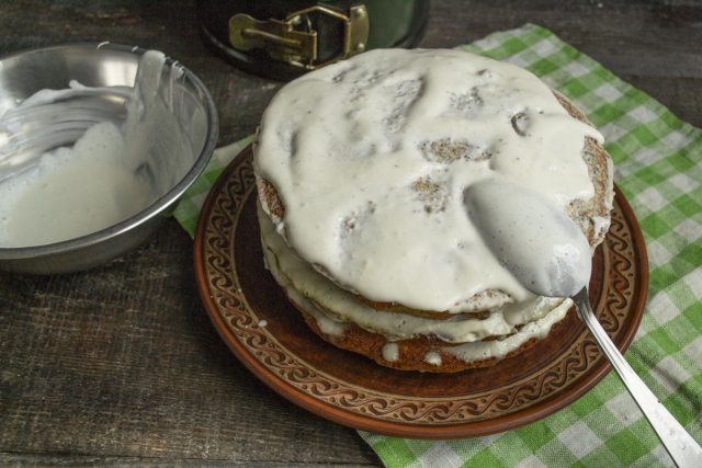 Пропитываем бисквиты кремом, формируем торт, верх торта обильно покрываем кремом