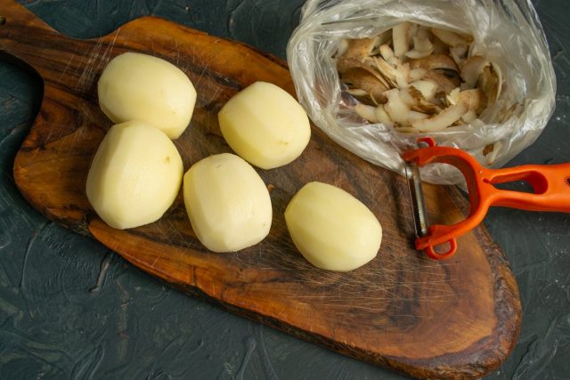 Очищаем картофель от кожуры Очищаем картофель от кожуры