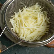 В кипящую воду кладём картофель, варим 2 минуты, сразу откидываем на сито
