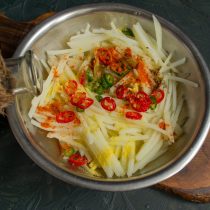 Добавляем яблочный уксус, приправу для корейской моркови и молотую сладкую паприку