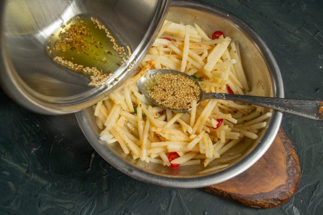 Раскалённое масло с кунжутом выливаем на картошку Раскалённое масло с кунжутом выливаем на картошку