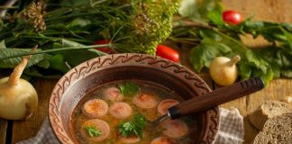 Картофельный суп с сосисками на курином бульоне