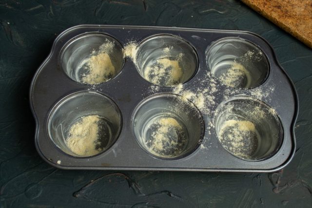 Нагреваем духовой шкаф, ячейки формы смазываем маслом, посыпаем кукурузной мукой или манкой Нагреваем духовой шкаф, ячейки формы смазываем маслом, посыпаем кукурузной мукой или манкой