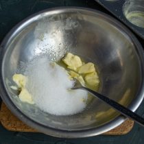 Размягчаем сливочное масло, добавляем сахарный песок, ванильный сахар и соль Размягчаем сливочное масло, добавляем сахарный песок, ванильный сахар и соль