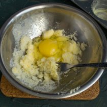 Смешиваем масло с сахаром, разбиваем яйцо и взбиваем ингредиенты несколько минут Смешиваем масло с сахаром, разбиваем яйцо и взбиваем ингредиенты несколько минут