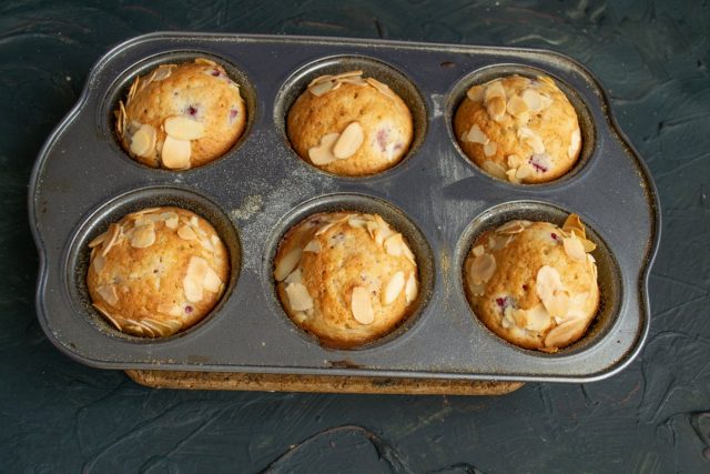 Клубничные маффины готовы Клубничные маффины готовы
