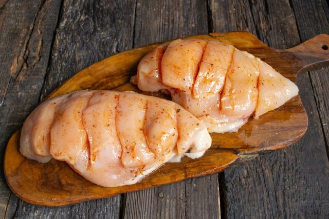 Натираем мясо сладкой паприкой, морской солью, оливковым маслом и оставляем в маринаде Натираем мясо сладкой паприкой, морской солью, оливковым маслом и оставляем в маринаде