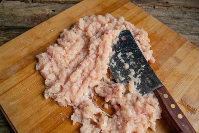Мясо нарезаем кубиками и измельчаем с помощью топорика Мясо нарезаем кубиками и измельчаем с помощью топорика