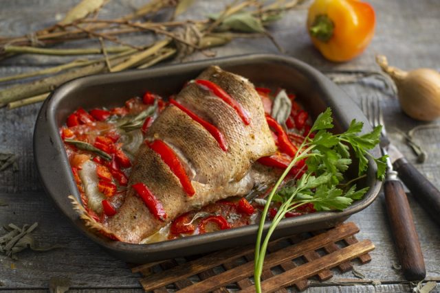 Морской окунь, запеченный в духовке с овощами Морской окунь, запеченный в духовке с овощами