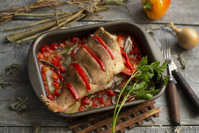 Морской окунь, запеченный в духовке с овощами Морской окунь, запеченный в духовке с овощами